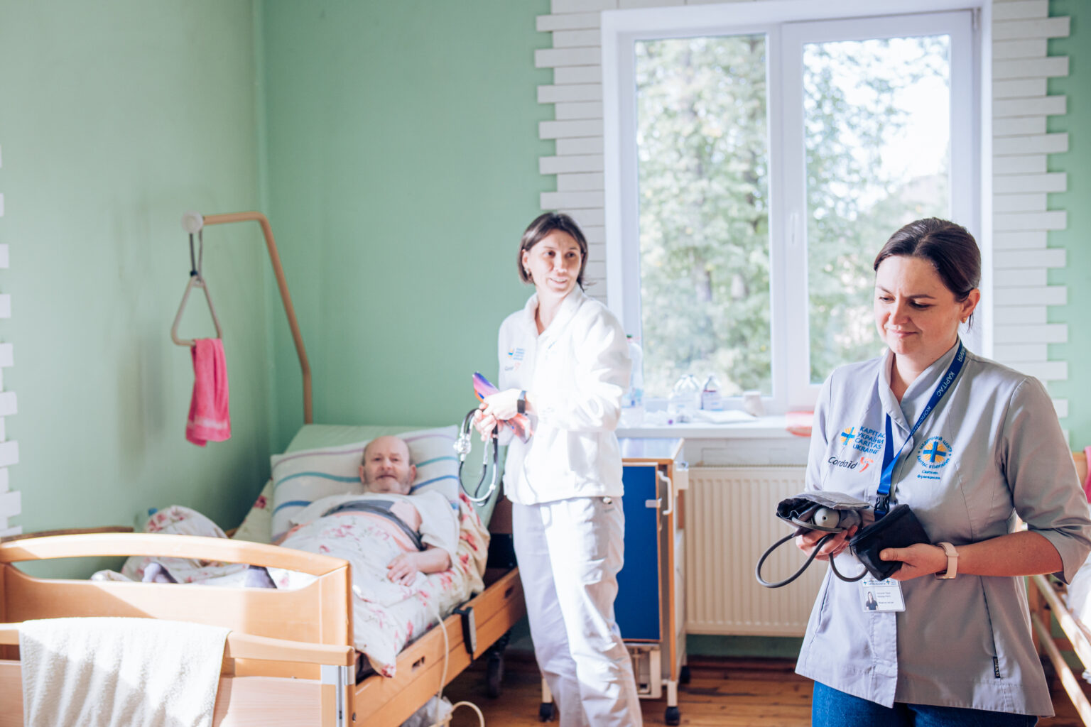 Медсестра біля мешканки будинку