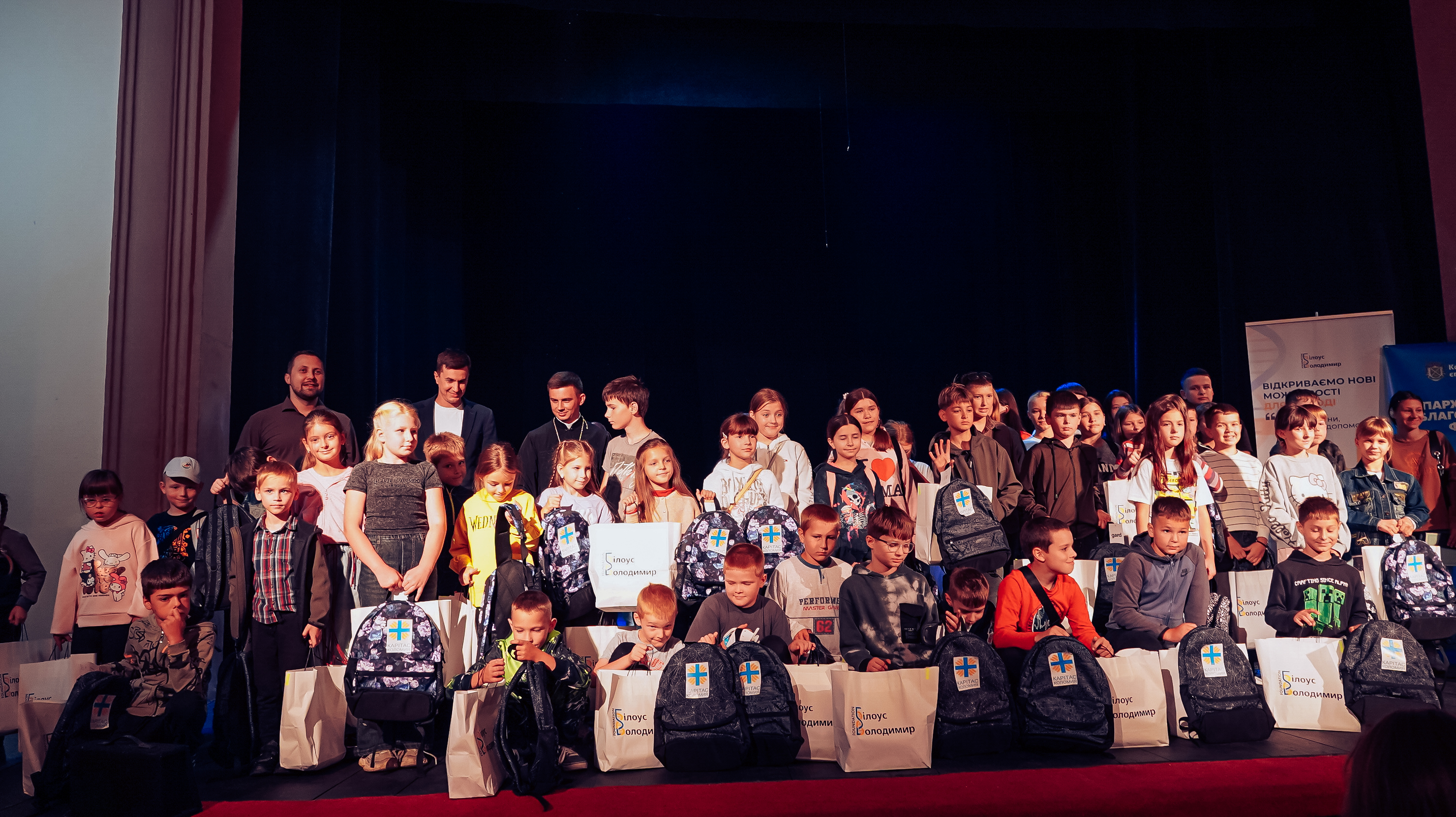 🎒💙 577 дітей отримали допомогу в межах акції «Шкільний портфелик» на території Коломийської єпархії УГКЦ